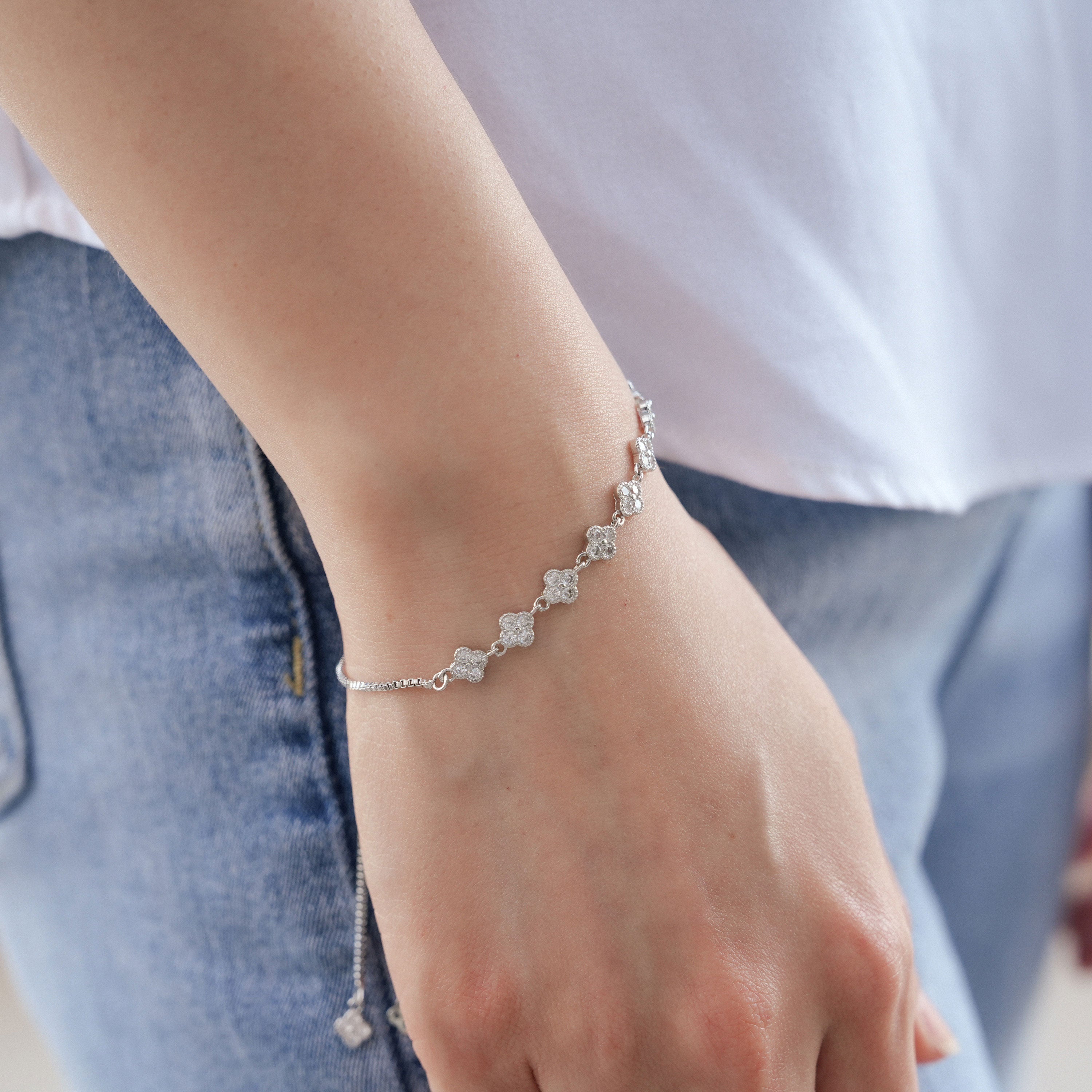 Dainty Clover Motif Adjustable Bracelet