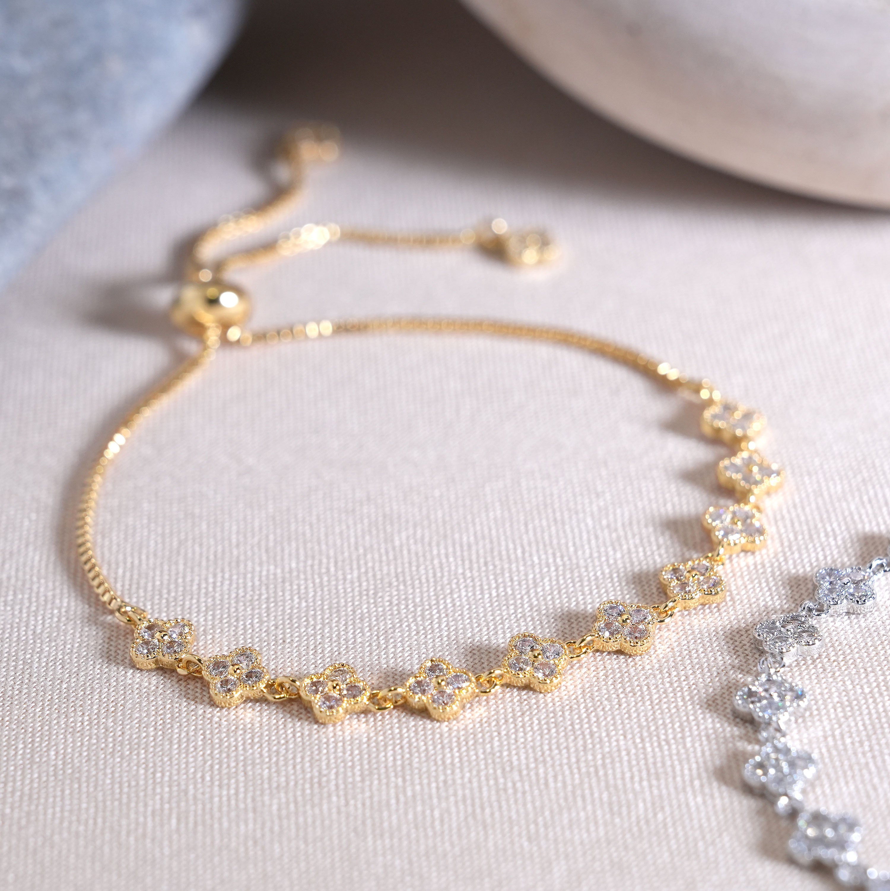 Dainty Clover Motif Adjustable Bracelet