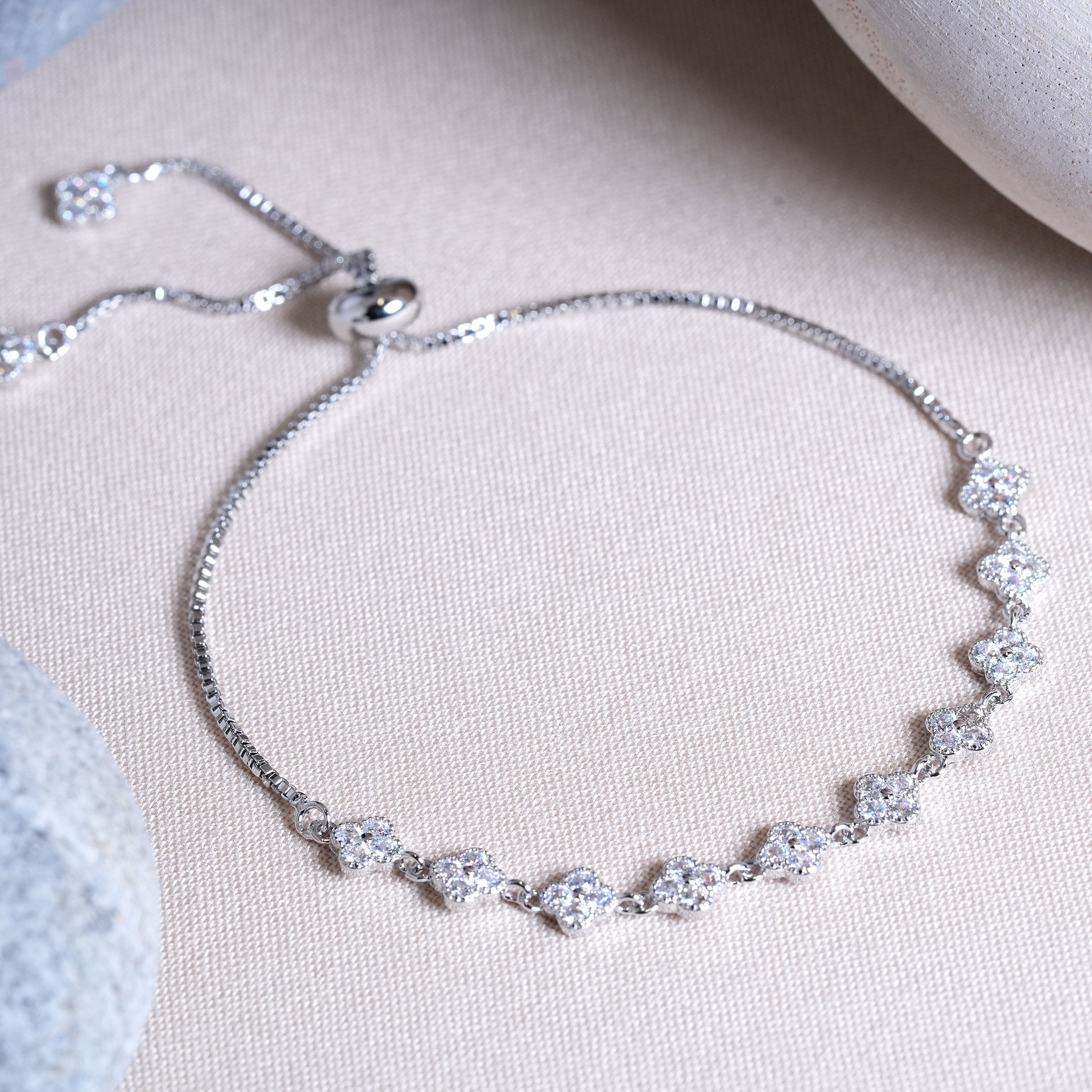 Dainty Clover Motif Adjustable Bracelet